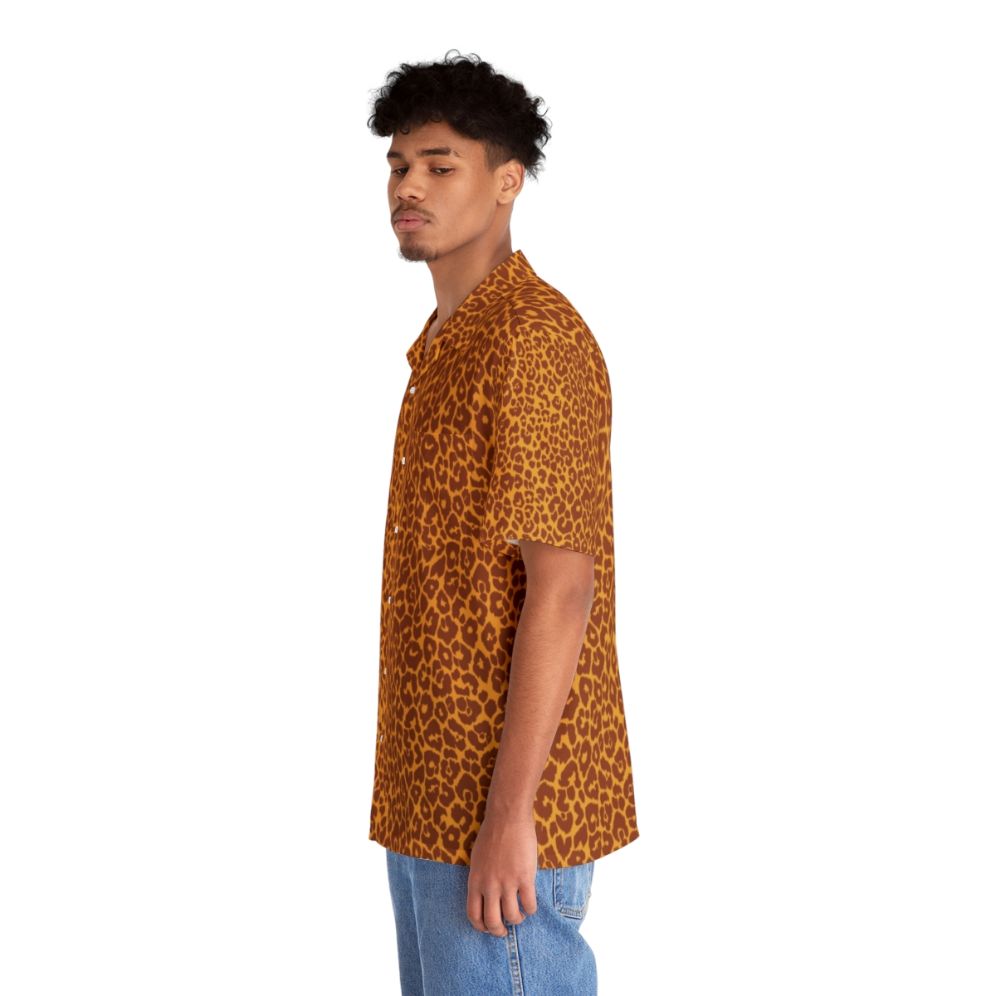 Vintage-style Hawaiian shirt with leopard spots in gold ochre and terra cotta colors - People Left