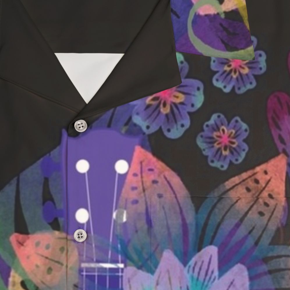 Ukulele-inspired Hawaiian shirt with colorful floral design - Detail