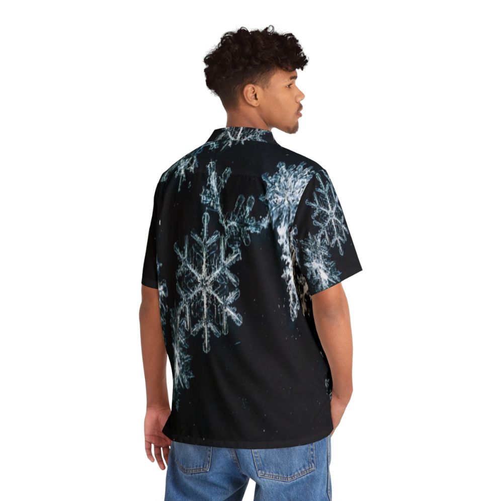 Dark blue Hawaiian shirt with a snowflake pattern - People Back