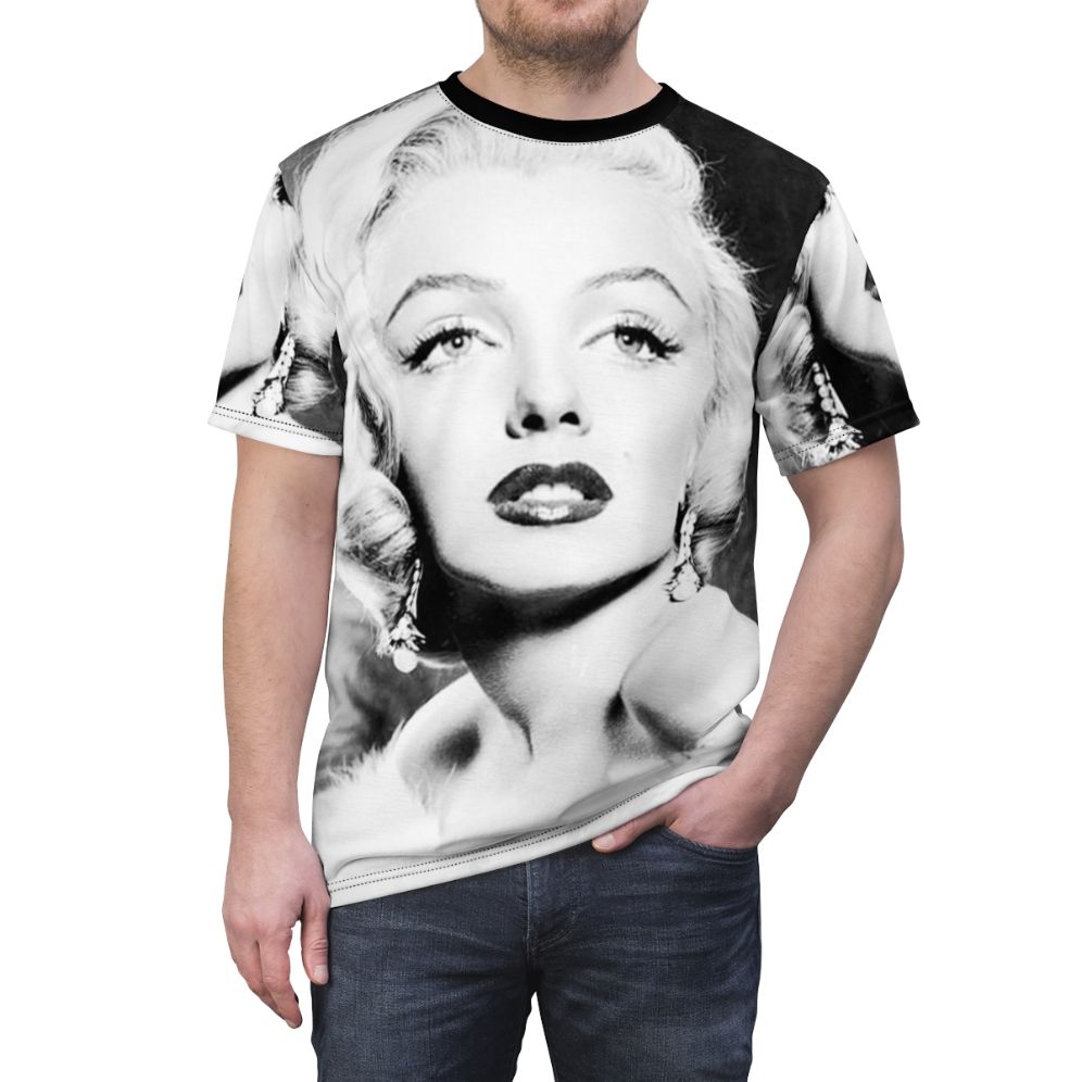 Vintage black and white portrait of iconic Hollywood actress Marilyn Monroe on a t-shirt. - men front