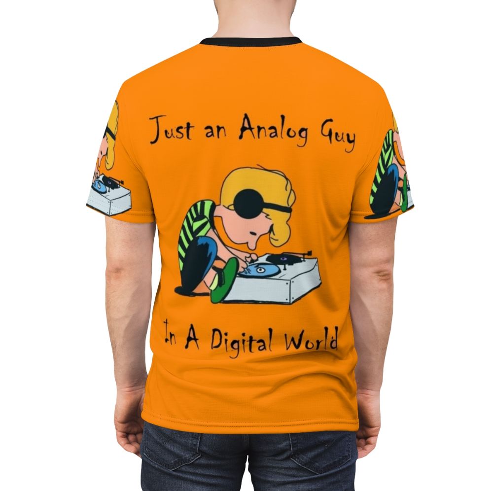 T-shirt with the text "An Analog Guy In A Digital World" for electronic music fans - men back