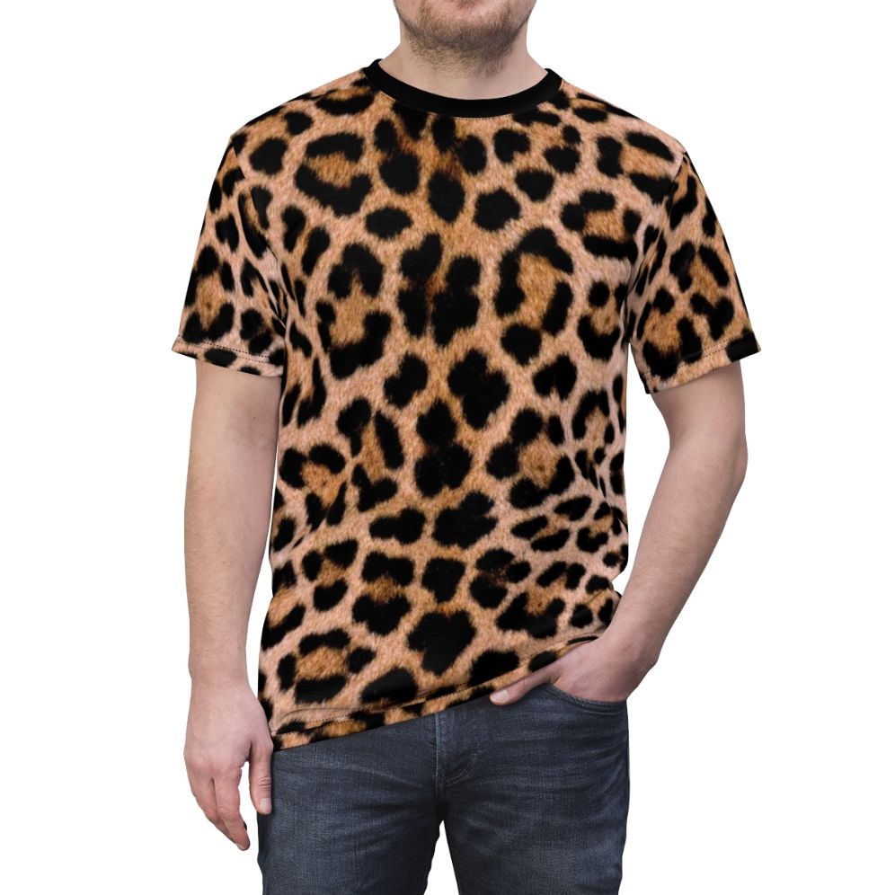 Cheetah print t-shirt with vibrant, realistic animal pattern - men front