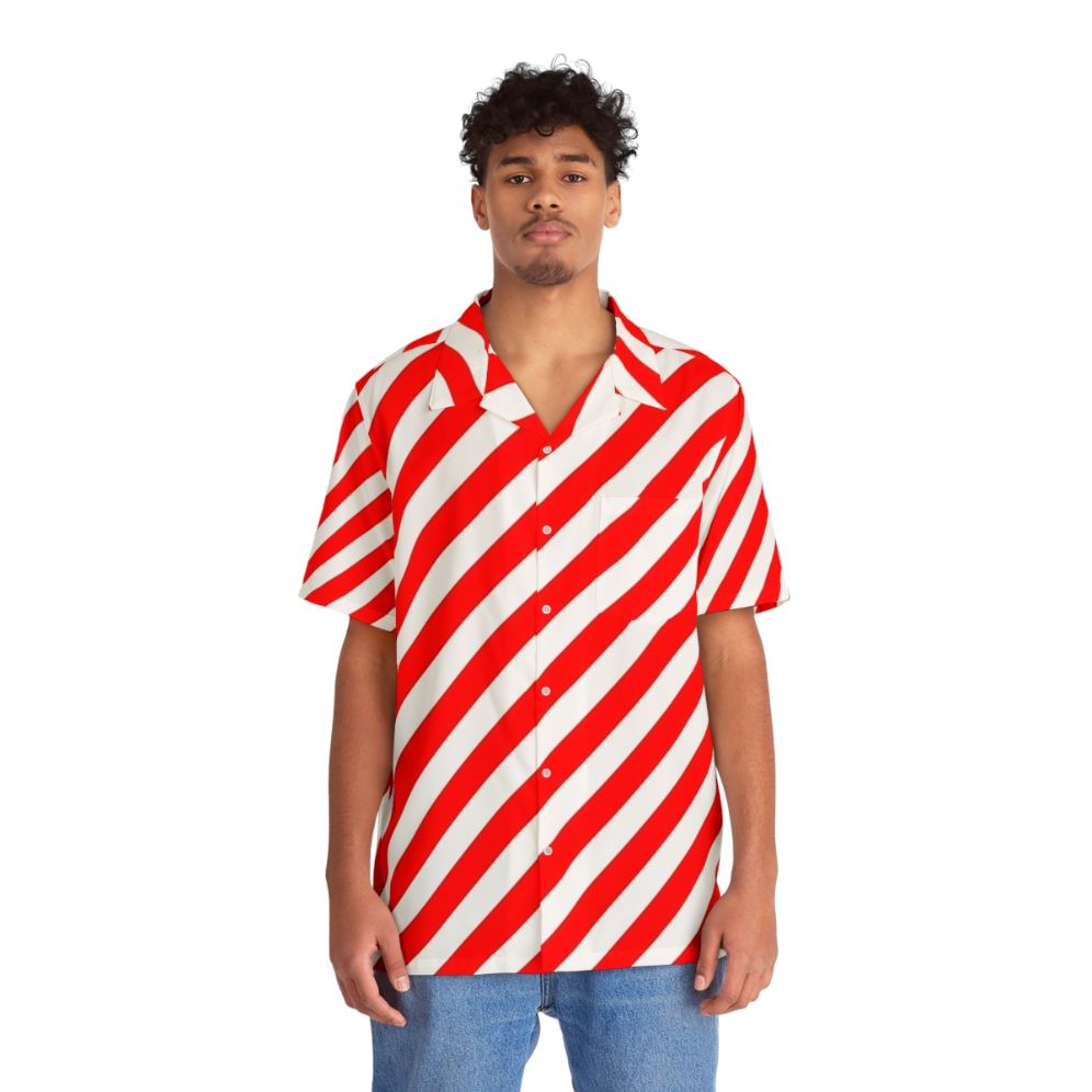 Red and white diagonal stripes pattern on a hawaiian shirt - People Front