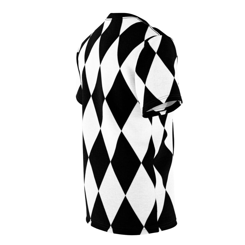 Harlequin diamonds pattern t-shirt in black and white - men right