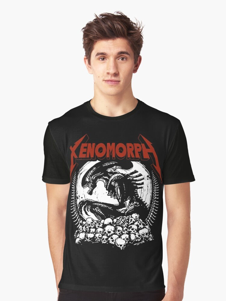 Graphic t-shirt featuring a metallic xenomorph alien from the sci-fi horror movie franchise. - Men