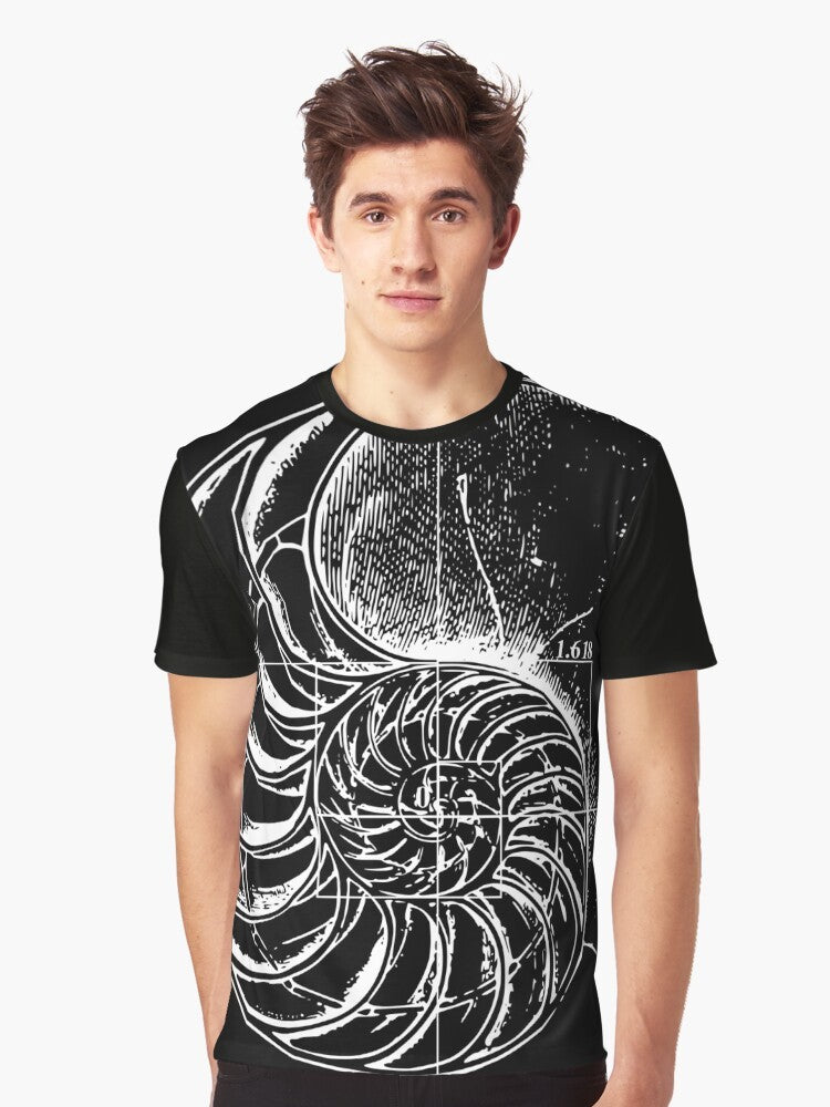 Fibonacci spiral pattern on a nautilus shell, a graphic t-shirt design featuring mathematics and science. - Men