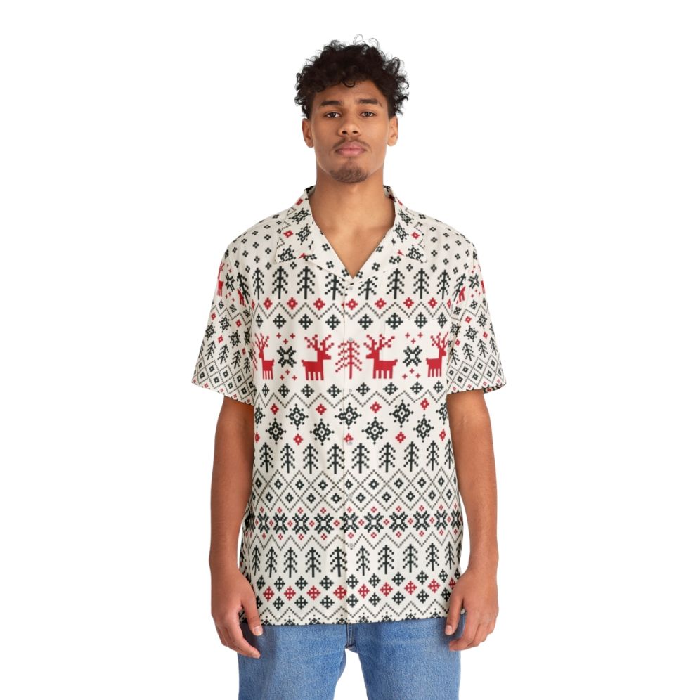 Festive Hawaiian shirt with ugly Christmas sweater pattern - People Front