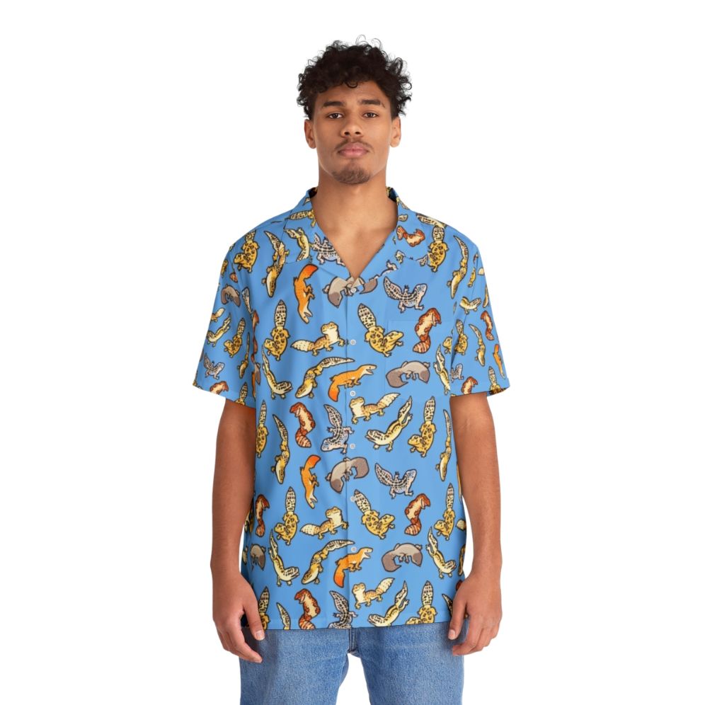 Chub geckos wearing a blue Hawaiian shirt - People Front