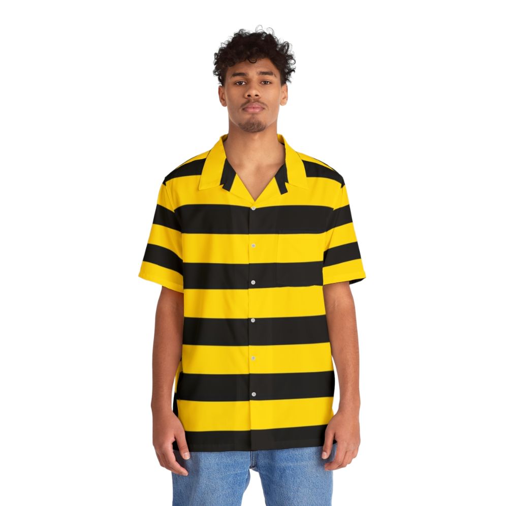 Wide horizontal striped yellow and black Hawaiian shirt - People Front