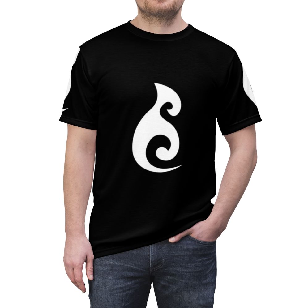 White t-shirt with ocean and Maori symbol pattern, perfect for travelers and surfers. - men front