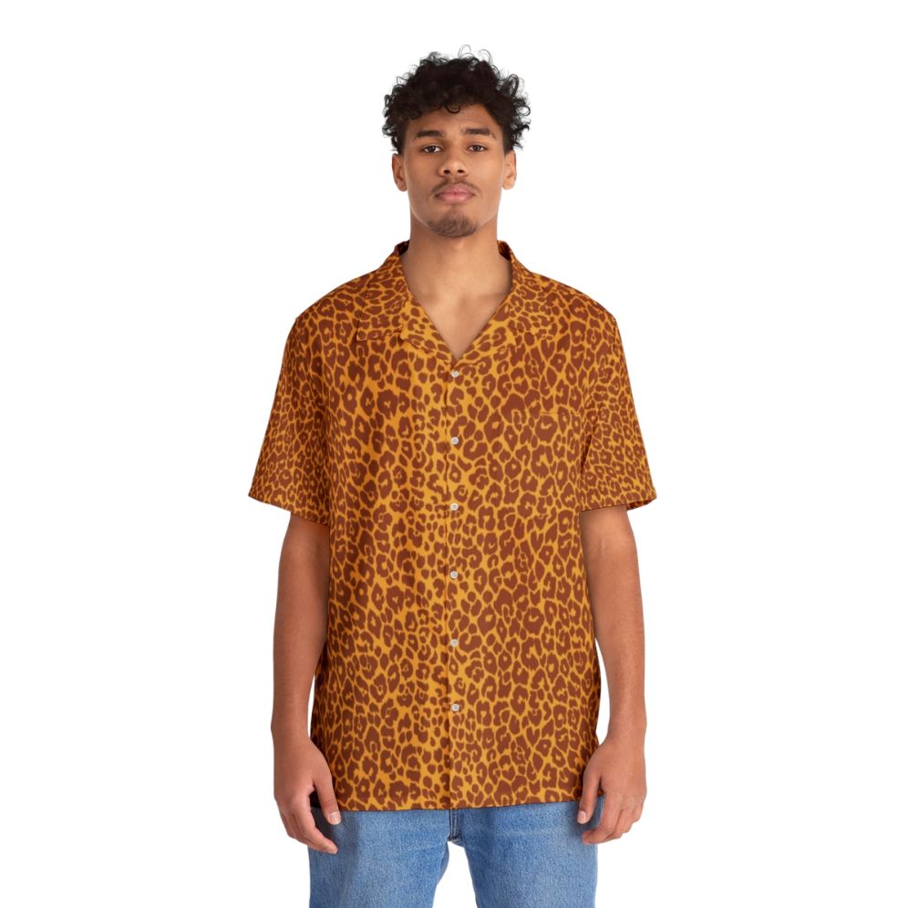 Vintage-style Hawaiian shirt with leopard spots in gold ochre and terra cotta colors - People Front