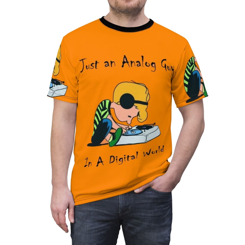 T-shirt with the text "An Analog Guy In A Digital World" for electronic music fans - men front