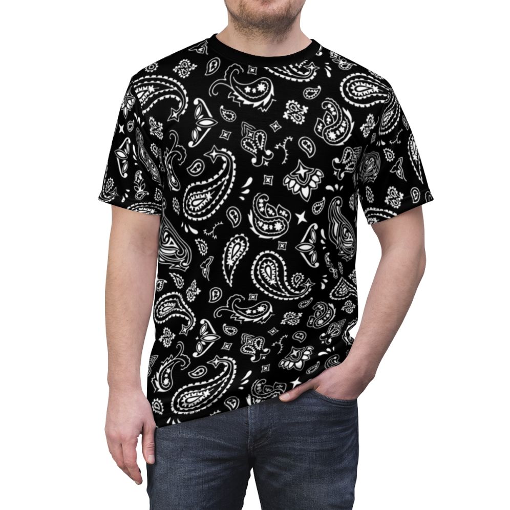 Bandana print t-shirt with a trendy, urban-inspired design - men front