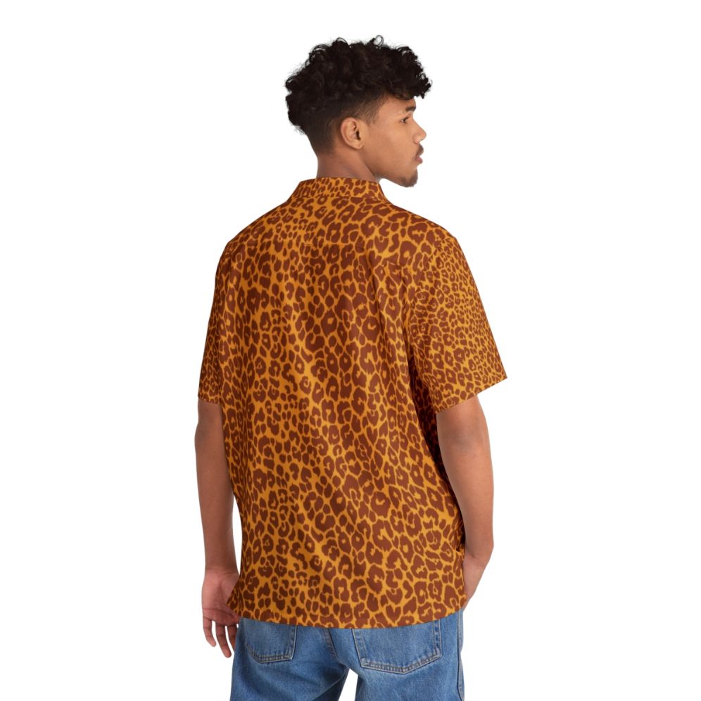 Vintage-style Hawaiian shirt with leopard spots in gold ochre and terra cotta colors - People Back