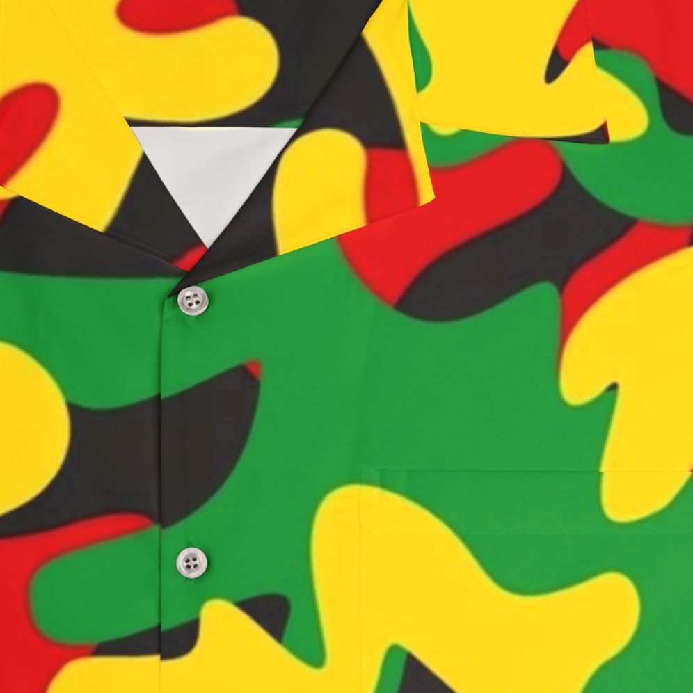 Vibrant reggae camo Hawaiian shirt - Detail